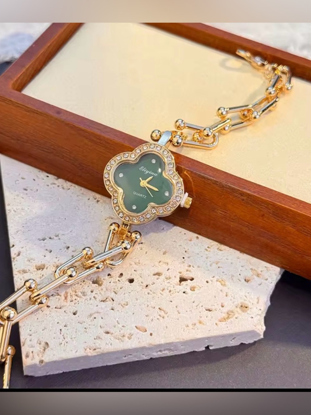 Elegant Gold-Tone Green Clover Women's Bracelet Watch